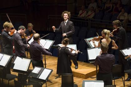 Nicholas Collon conducts the Aurora Orchestra