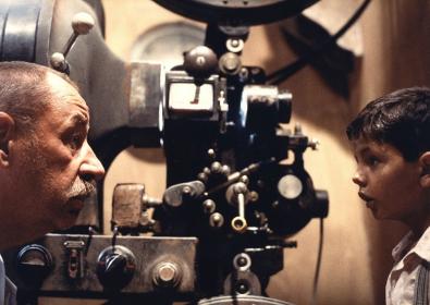 Only project: Philippe Noiret and Salvatore Cascio in Cinema Paradiso