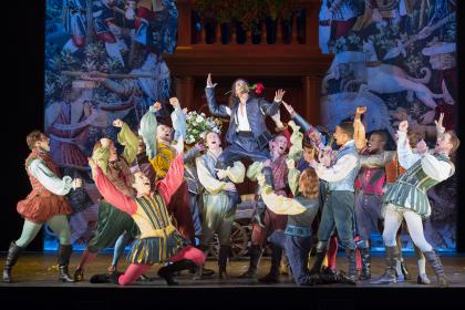 Quirijn de Lang and company playing Shakespeare Broadway-style