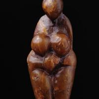 Female figure sculpted from steatite. Found at Grimaldi, Italy, about 20,000 years old. Musée d’archéologie nationale. © Photo RMN/Jean-Gilles Berizzi