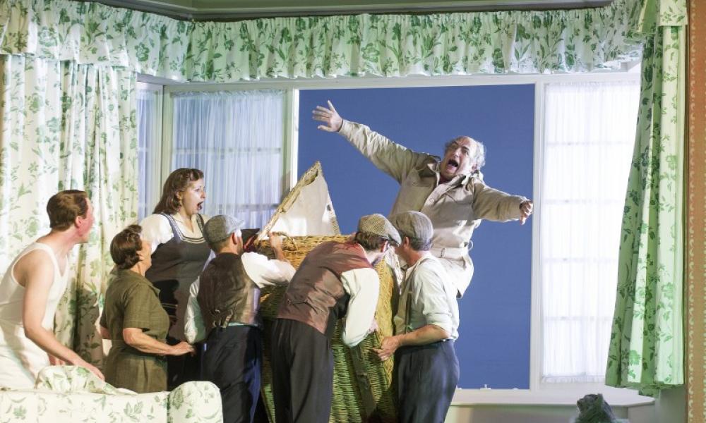 Where's Falstaff (Laurent Naouri)? In that cupboard? Under this bowl? No, silly, he's in the laundry basket!