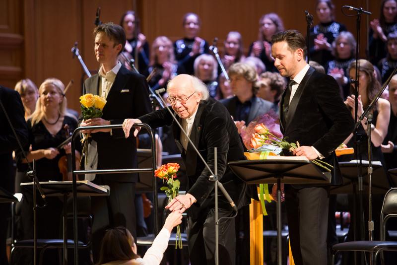 The great Gennady Rozhdestvensky receives Russian roses while Ian Bostridge and Iestyn Davies look on