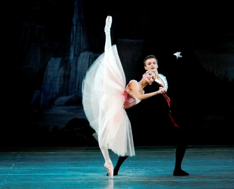 Alina Somova and Alexander Sergeyev in Balanchine's 'Scotch Symphony'