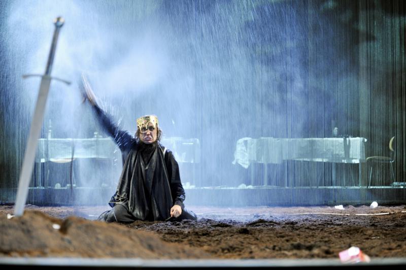 Lars Eidinger's acrobatic Hamlet, outshone by the earth and the rain