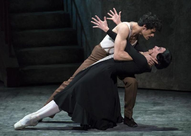 Thiago Soares and Zenaida Yanowsky in 'Las Hermanas'