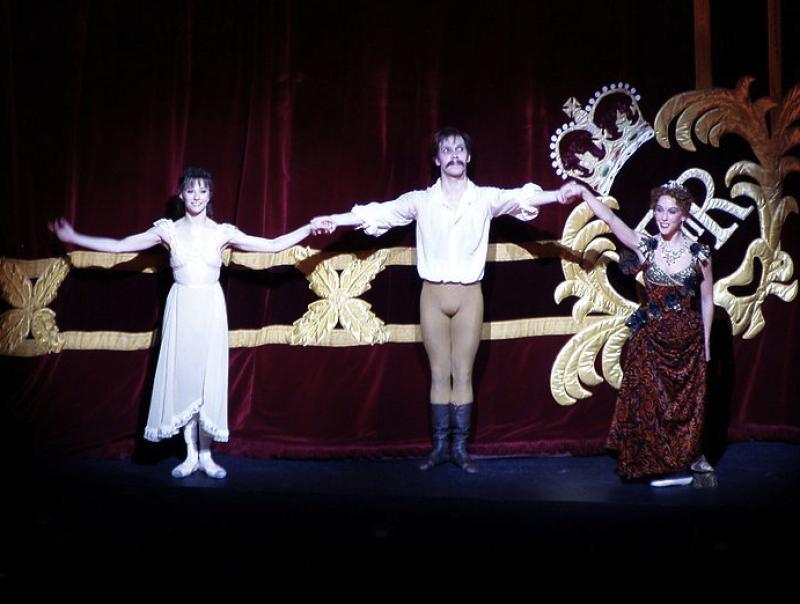 Goodbye Royal: Alina Cojocaru and Johan Kobborg at a Mayerling curtain call, with Laura Morera