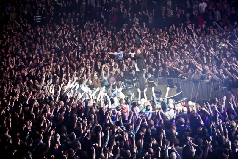 Dispensing a pure musical elixir: Guy Garvey works the crowd