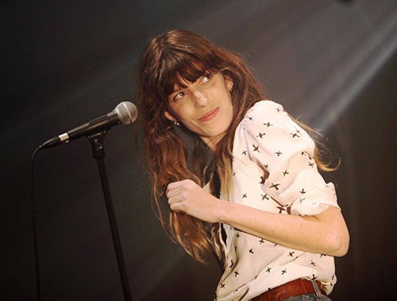 Lou Doillon on stage in Rennes: understatement commanding more attention than any grand gesture