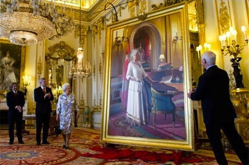 The gap between dreams and reality: Phil Richards portrait of the Queen