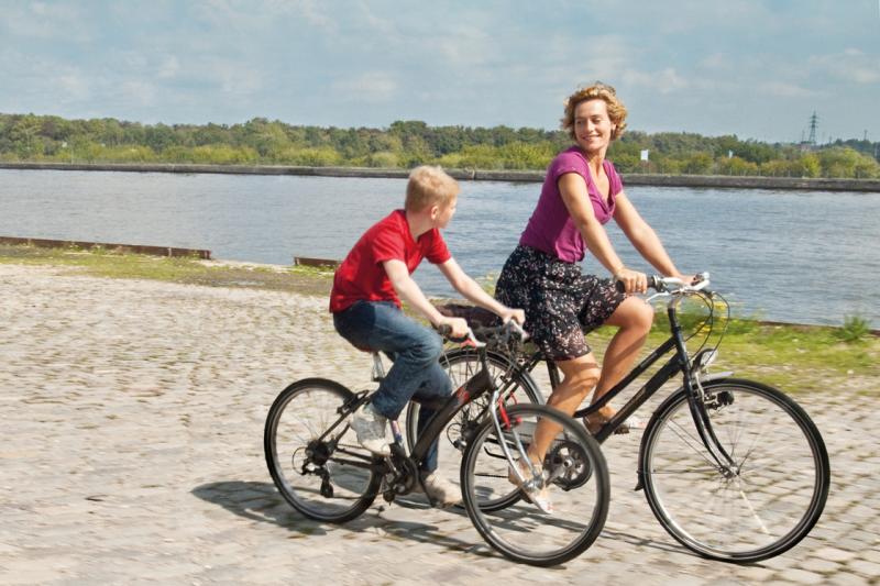 Freewheeling: Cyril (Thomas Doret) and Samantha (Cécile de France)