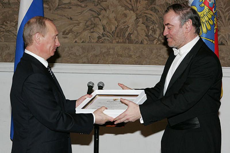 Putin presenting Gergiev with an award for the Mariinsky Theatre's achievements in 2007