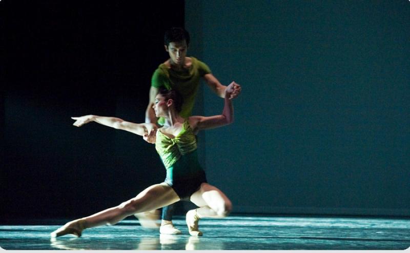 Simmons's 'A Song in the Dark': Simple, graceful moves with spacious shape and depth Simmons's 'A Song in the Dark': Simple, graceful moves with spacious shape and depth