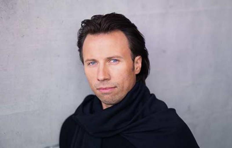 Kristjan Järvi: The consummate showman was in his element in a fusion programme of dance-inspired works