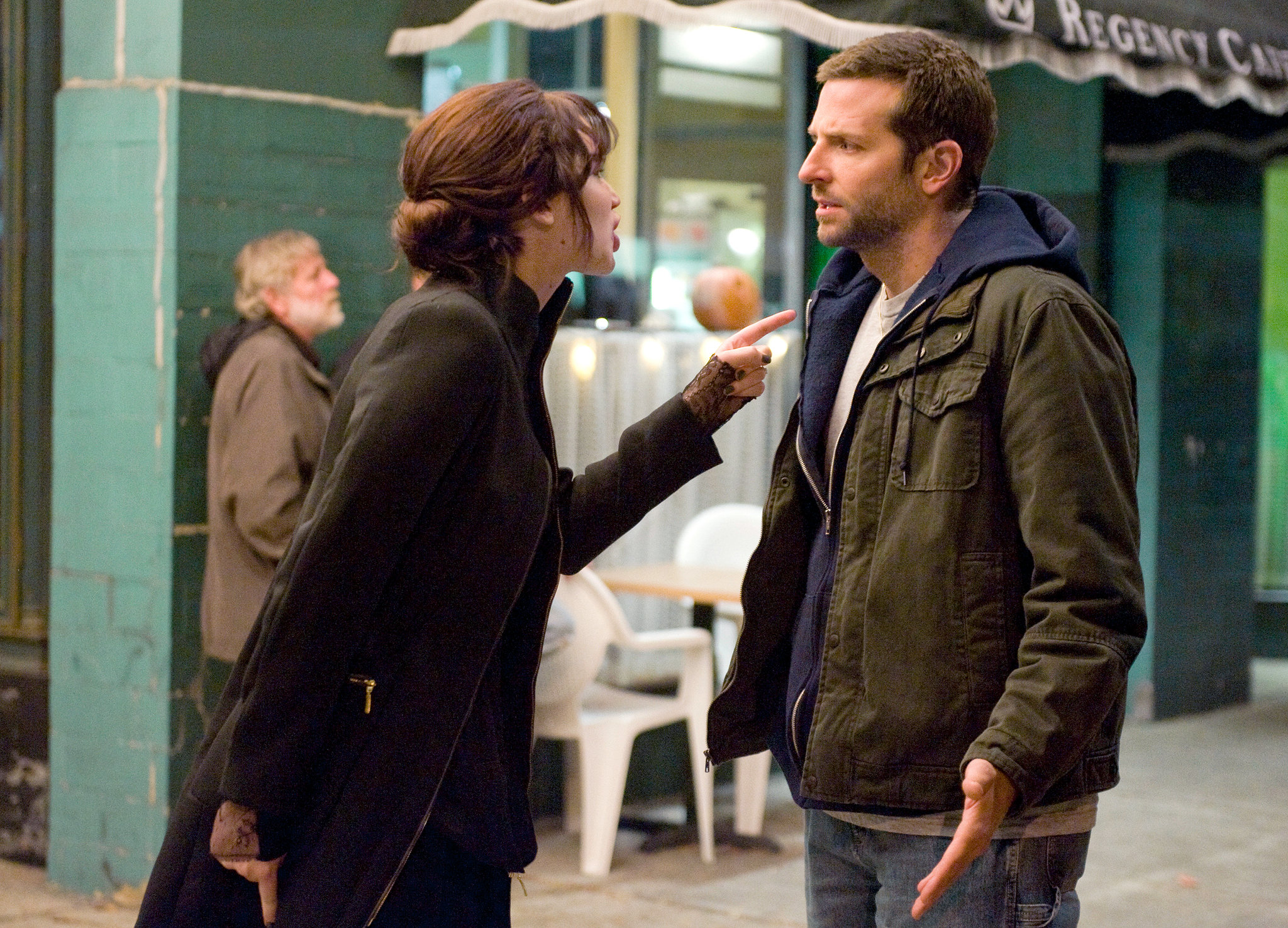 Tiffany (Jennifer Lawrence) gives Pat (Bradley Cooper) a piece of her mind