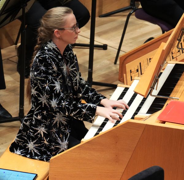 Anna Lapwood cr Alex Burns the Halle