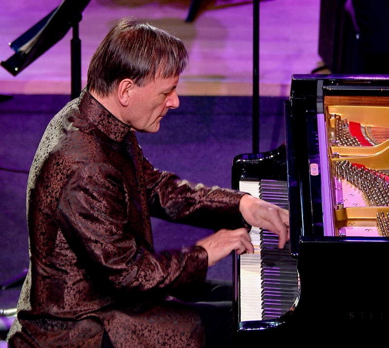 Stephen Hough with the Hallé Orchestra credit_the_halle 