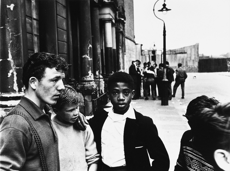 Roger Mayne, Men and Boys in Southam Street, London, 1959, © Roger Mayne / Mary Evans Picture Library 