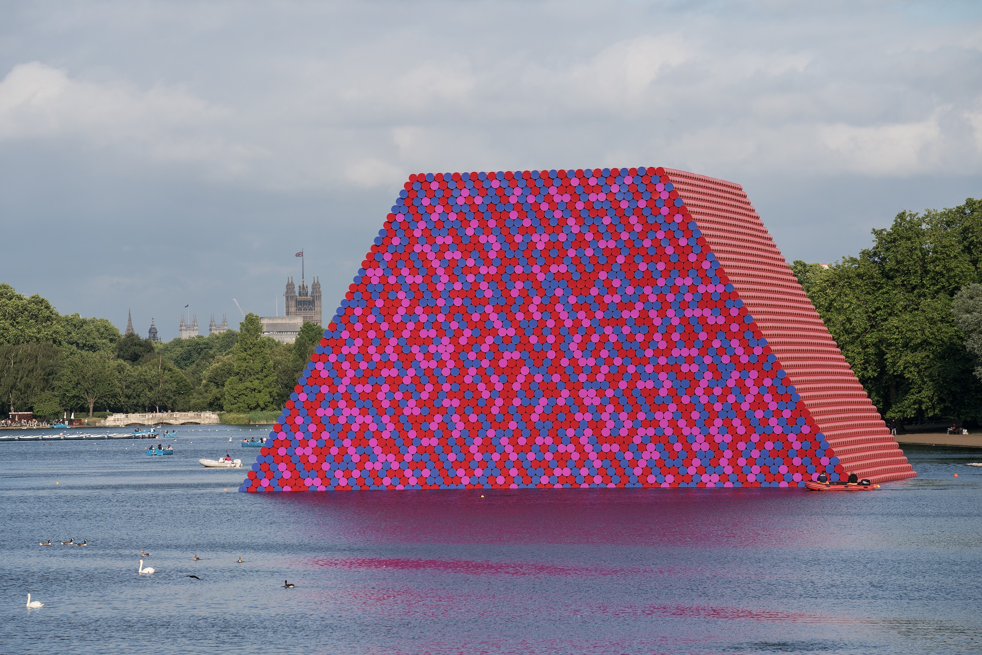  Christo and Jeanne-Claude The London Mastaba, Serpentine Lake, Hyde Park, 2016-18 Photo: Wolfgang Volz 