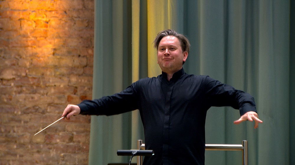 Jonathan Blocham conducting the Halle