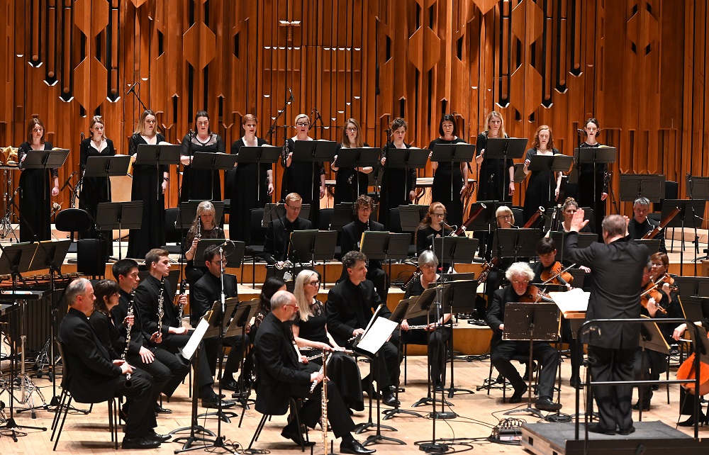 BBC Singers and Symphony Orchestra in Ligeti