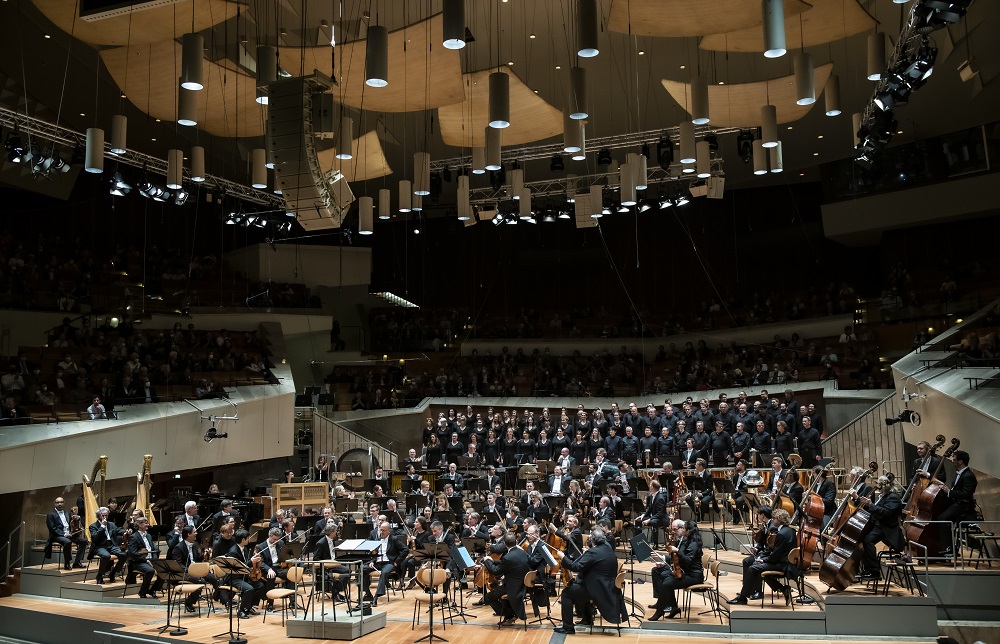 Berlin Philharmonic and Berlin Radio Choir awaiting Kirill Petrenko's arrival