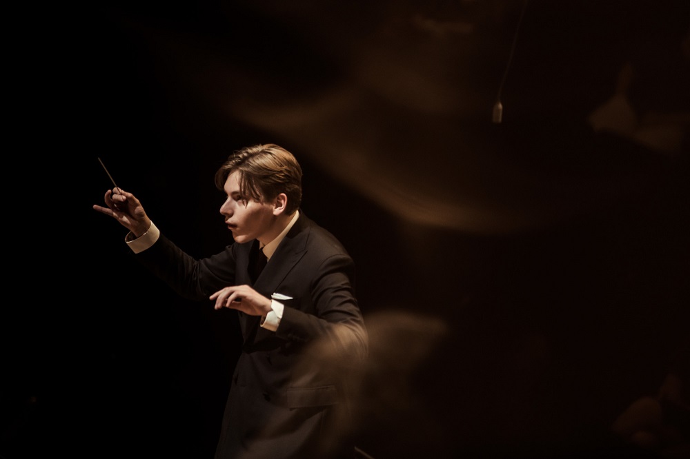 Mäkelä conducting the Orchestra de Paris