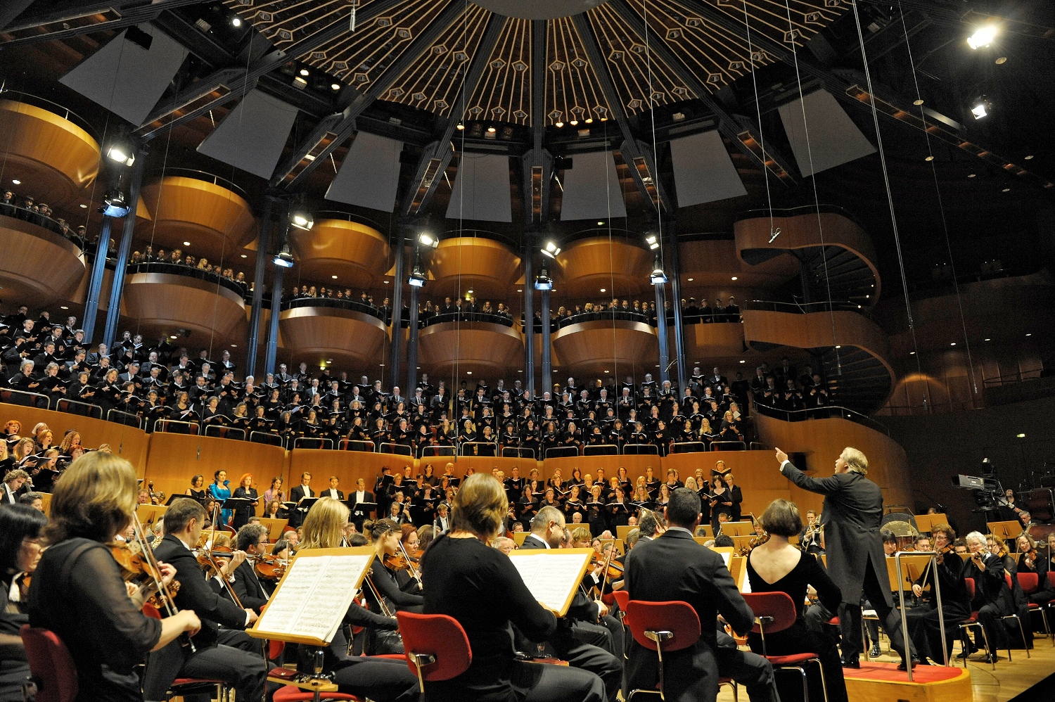 Stenz conducting Mahler 8 in the Philharmonie