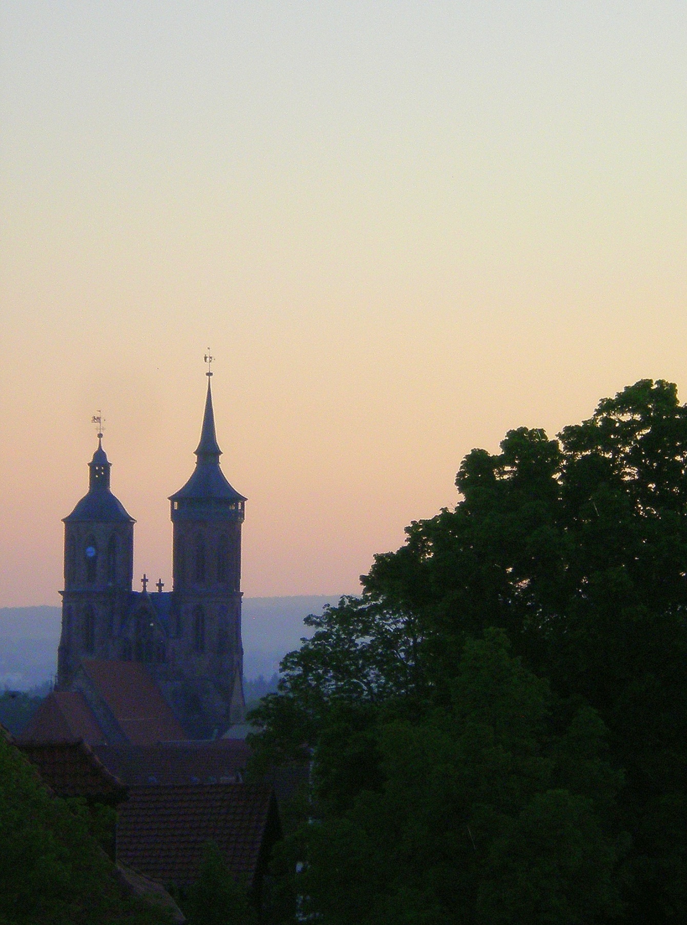 Nikolaikirche towers from Gottingen's Stadthalle, photo by David Nice