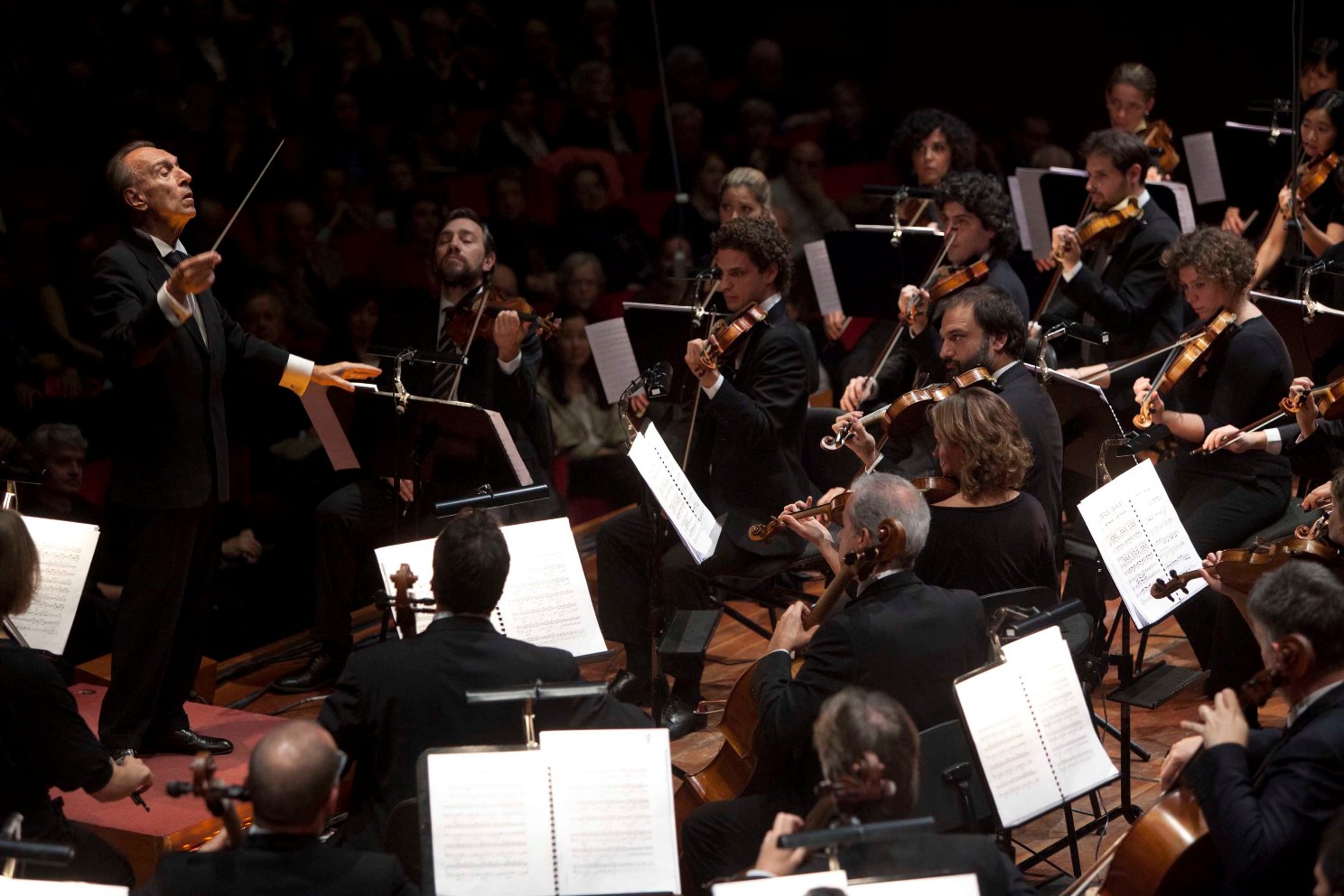 Claudio Abbado conducting the combined forces of the Accademia Nazionale di Santa Cecilia and the Orchestra Mozart in Rome