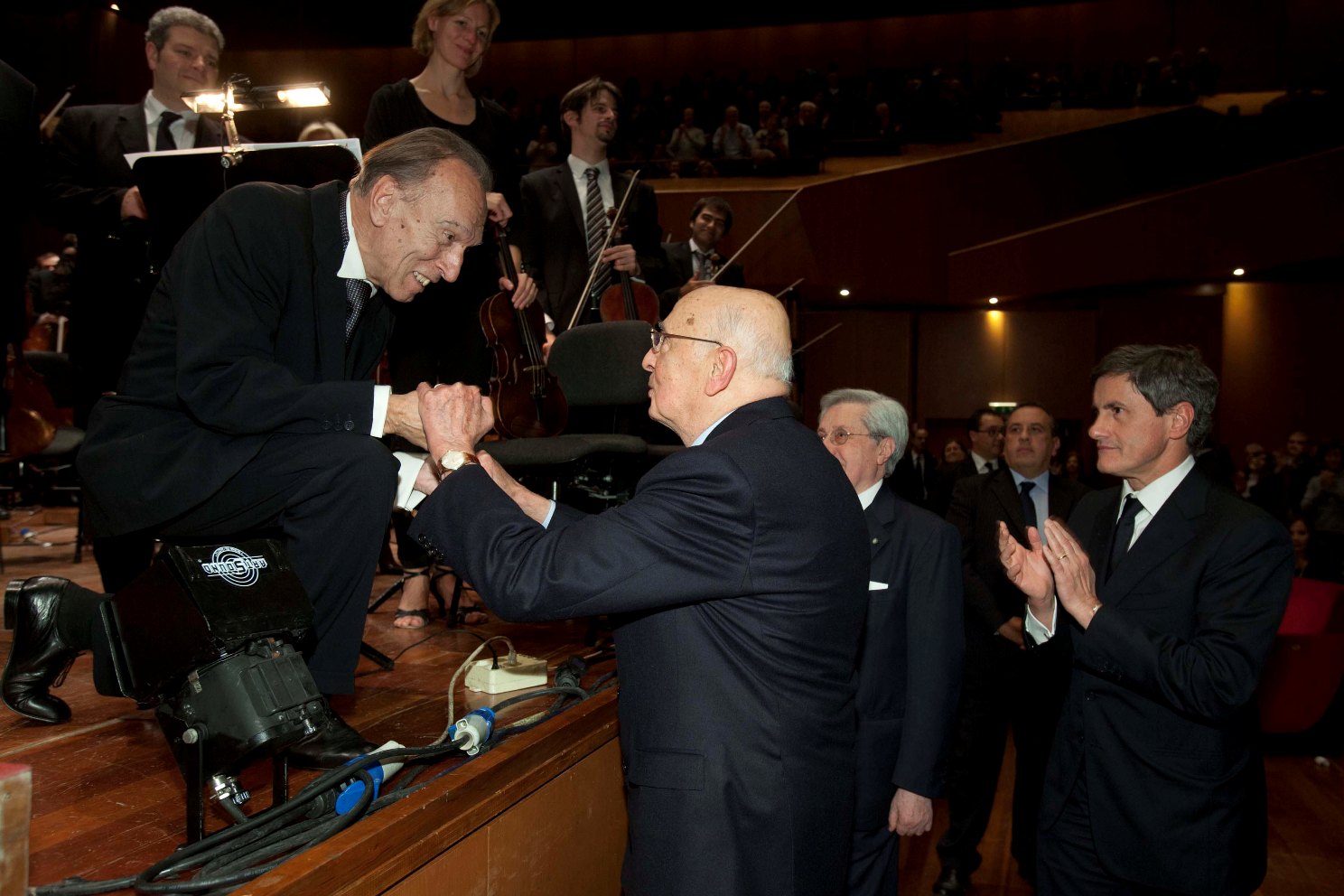 Claudio Abbado greets President Giorgio Napoletano at his Santa Cecilia concert