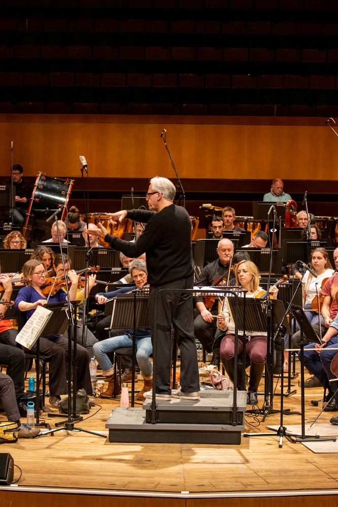 Markus Stenz conducting the BBC NOW in rehearsal