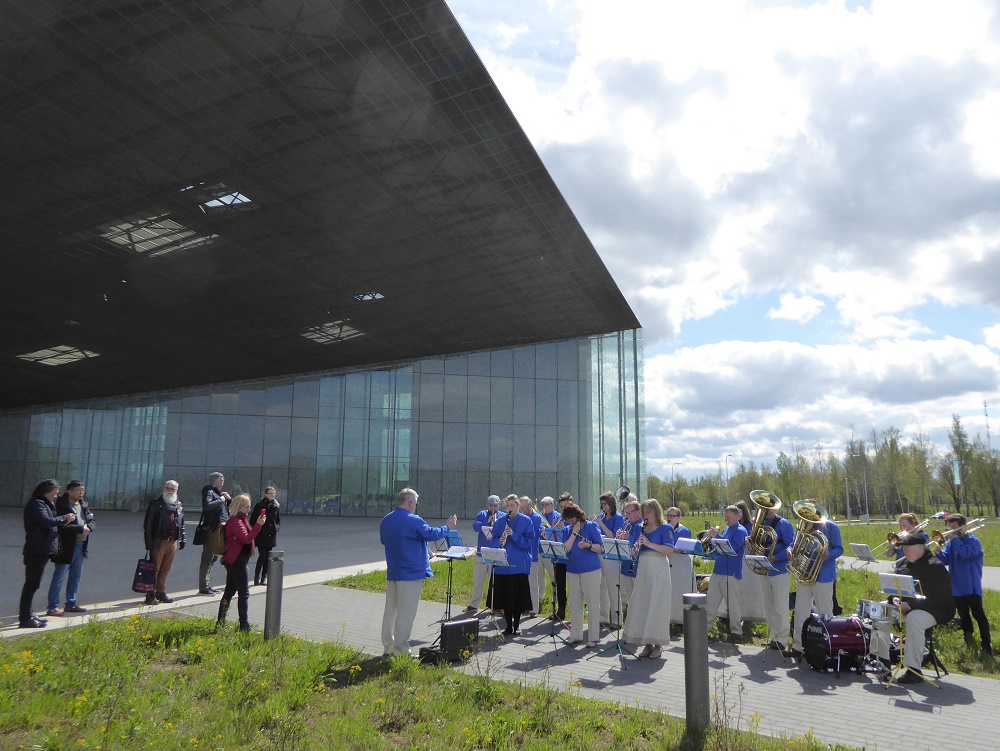 Choir outside Estonian National Museum