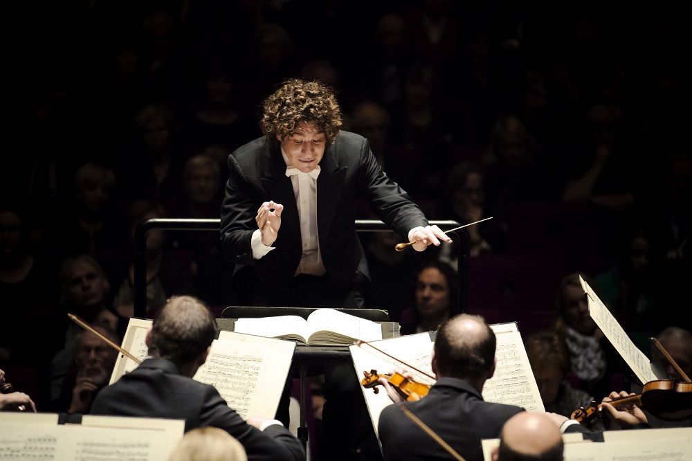 Ticciati conducting