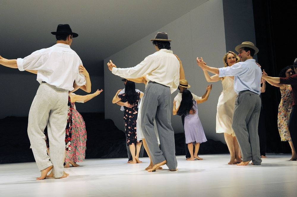 The dancers of Tanztheater Wuppertal Pina Bausch in Masurca Fogo. Photo by Zerrin Aydin-Herwegh.