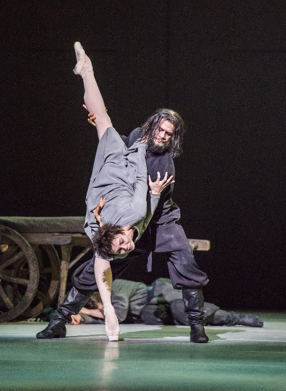 Natalia Osipova as Anna Anderson and Thiago Soares as Rasputin in Kenneth MacMillan's Anastasia.