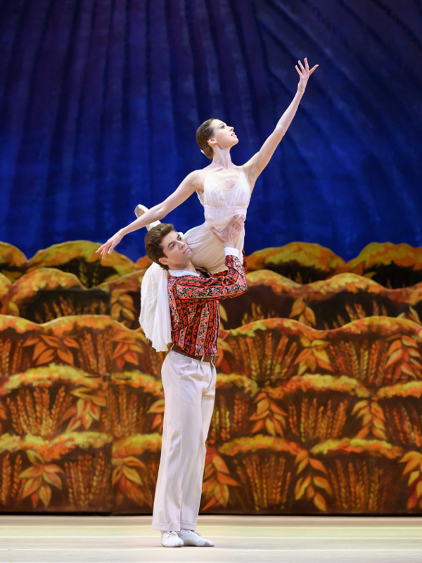 Daria Kokhlova as Zina and Igor Tsvirko as Pyotr in the Bolshoi Ballet production of The Bright Stream. Photo by Natalia Voronova.