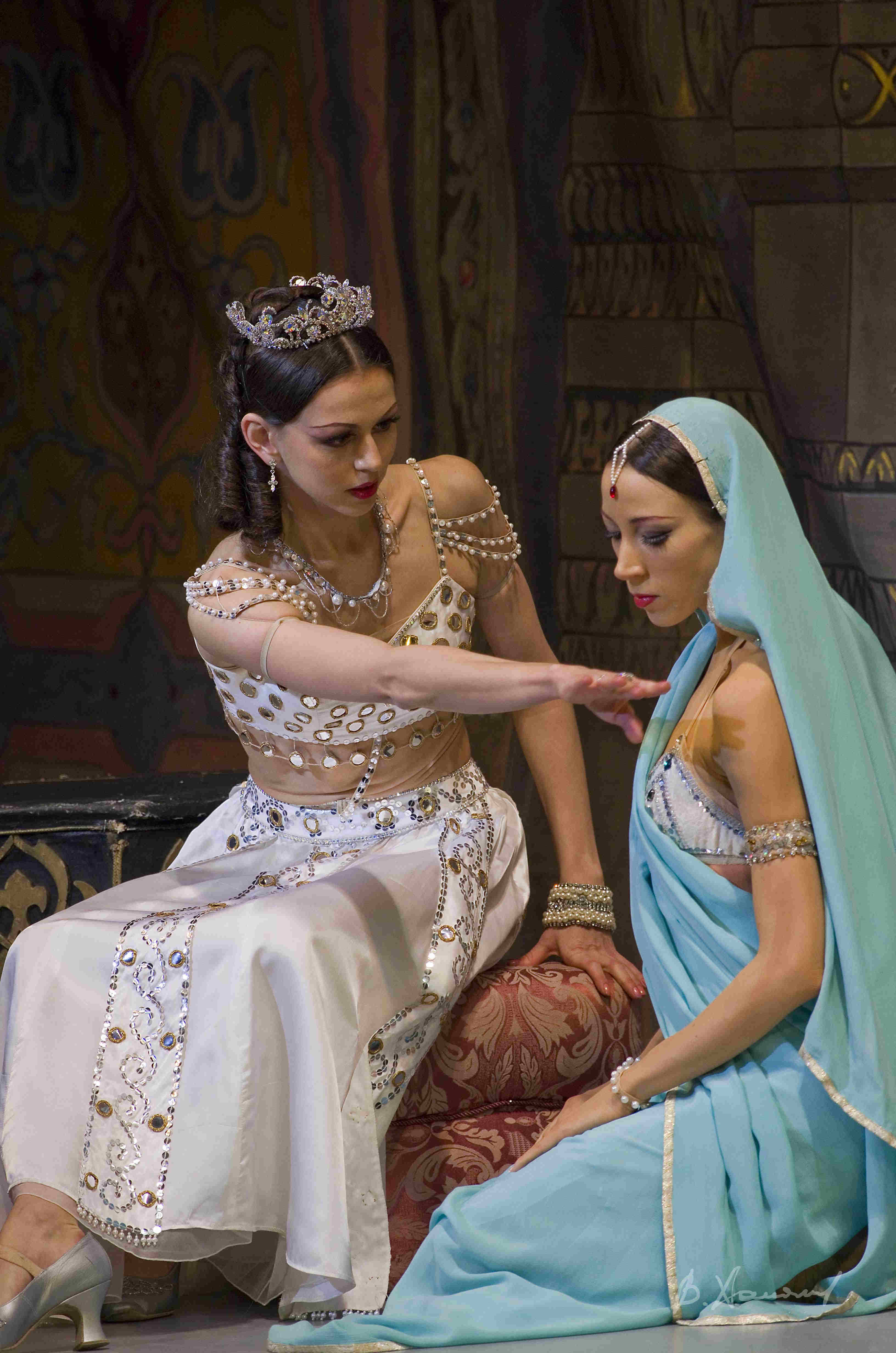 Anastasia Matvienko and Viktoria Tereshkina in La Bayadere