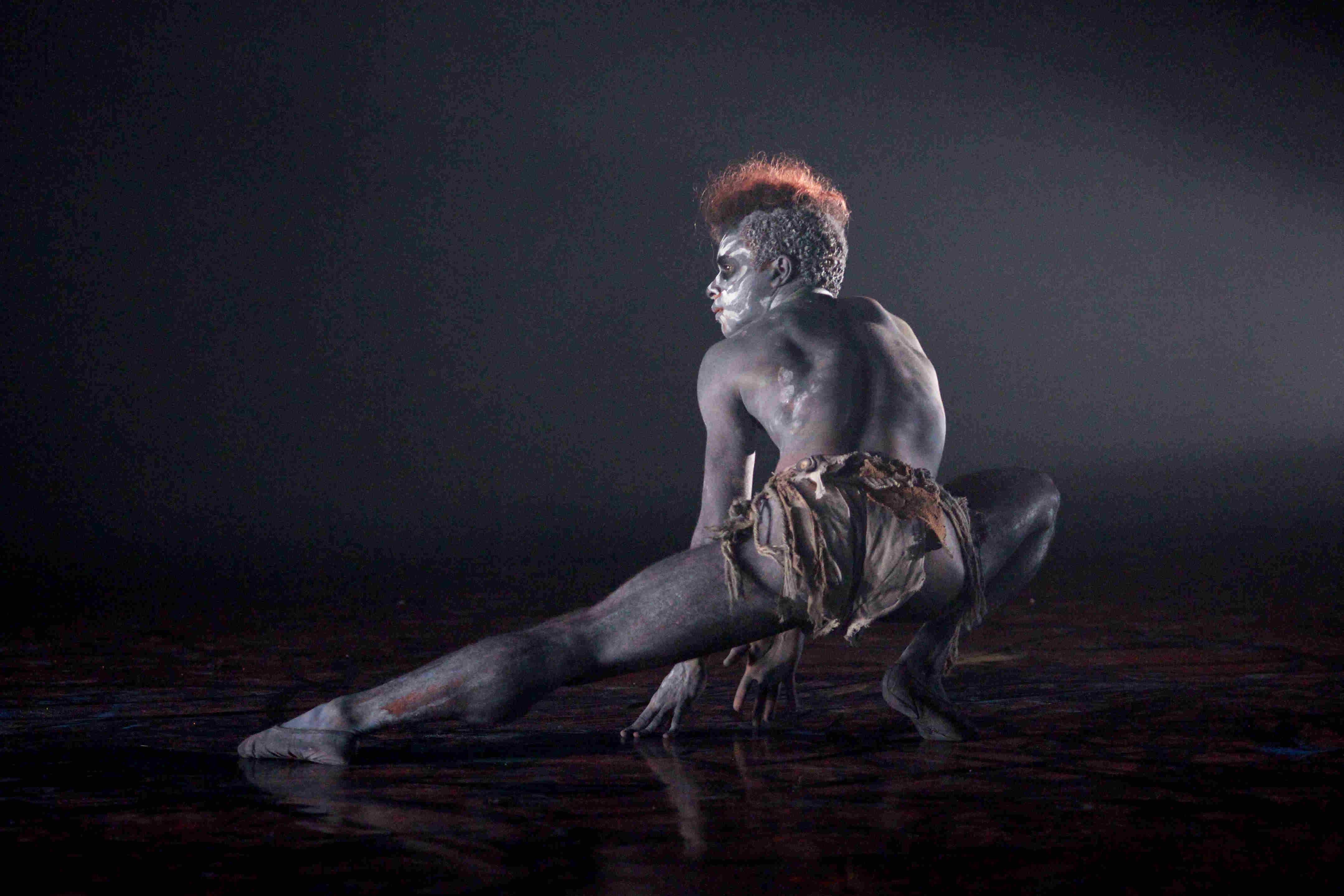 Marcelino Sambé in Aakash Odedra's 'Unearthed'