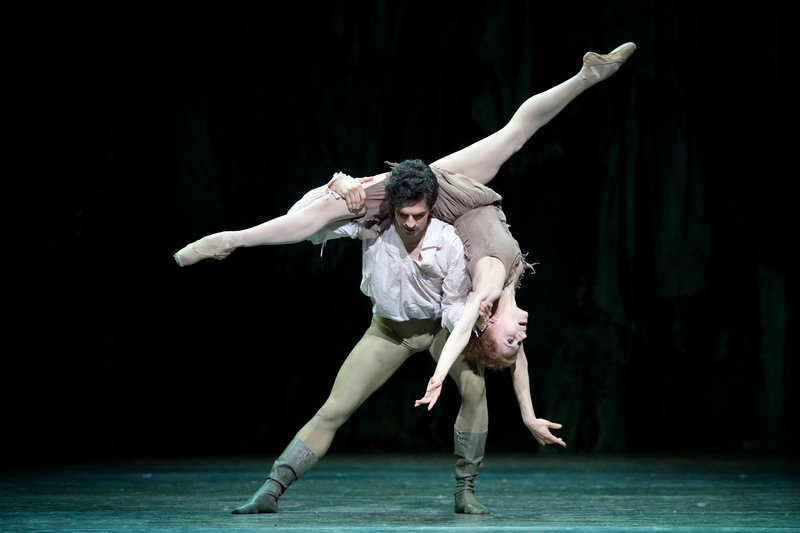 Federico Bonelli as Des Grieux and Marianela Nuñez as Manon in the ballet's last scene