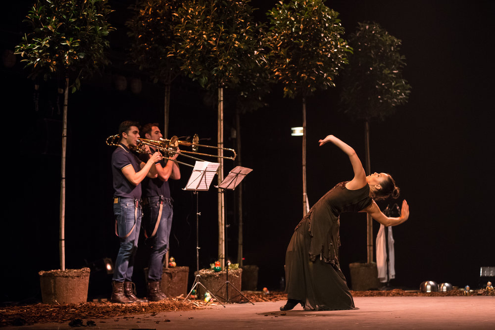 Rocío Molina and trombonists in Bosque Ardora