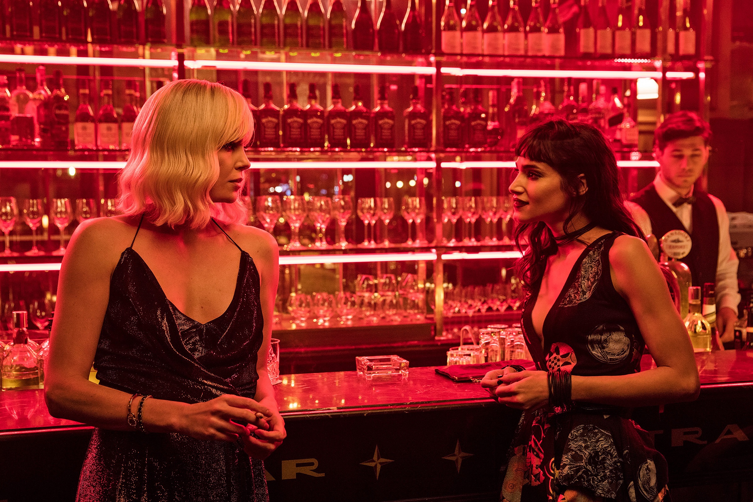 Lorraine Broughton (Charlize Theron) and Delphine Lasalle (Sofia Boutella)