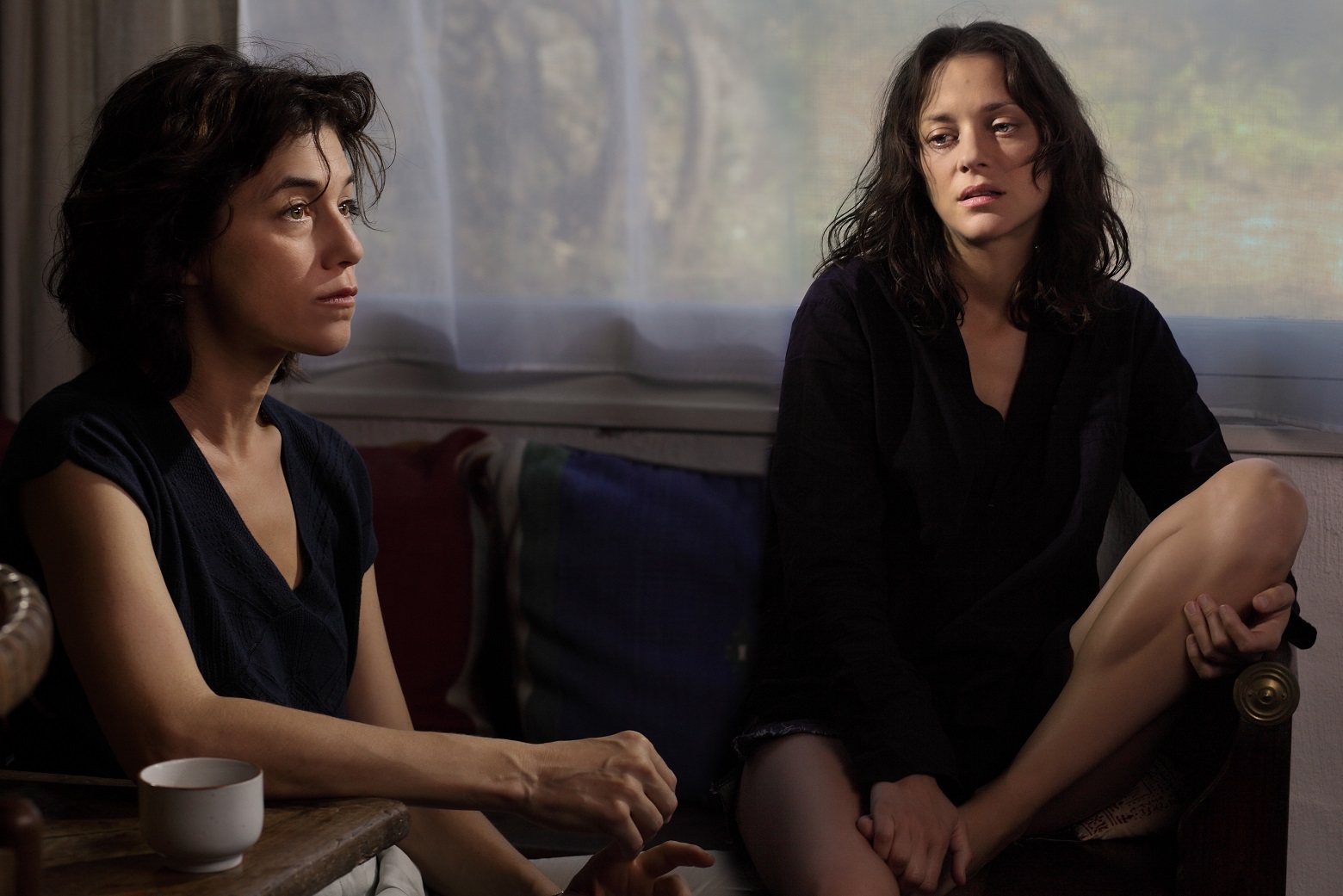 Sylvia (Charlotte Gainsbourg) and Carlotta (Marion Cotillard)