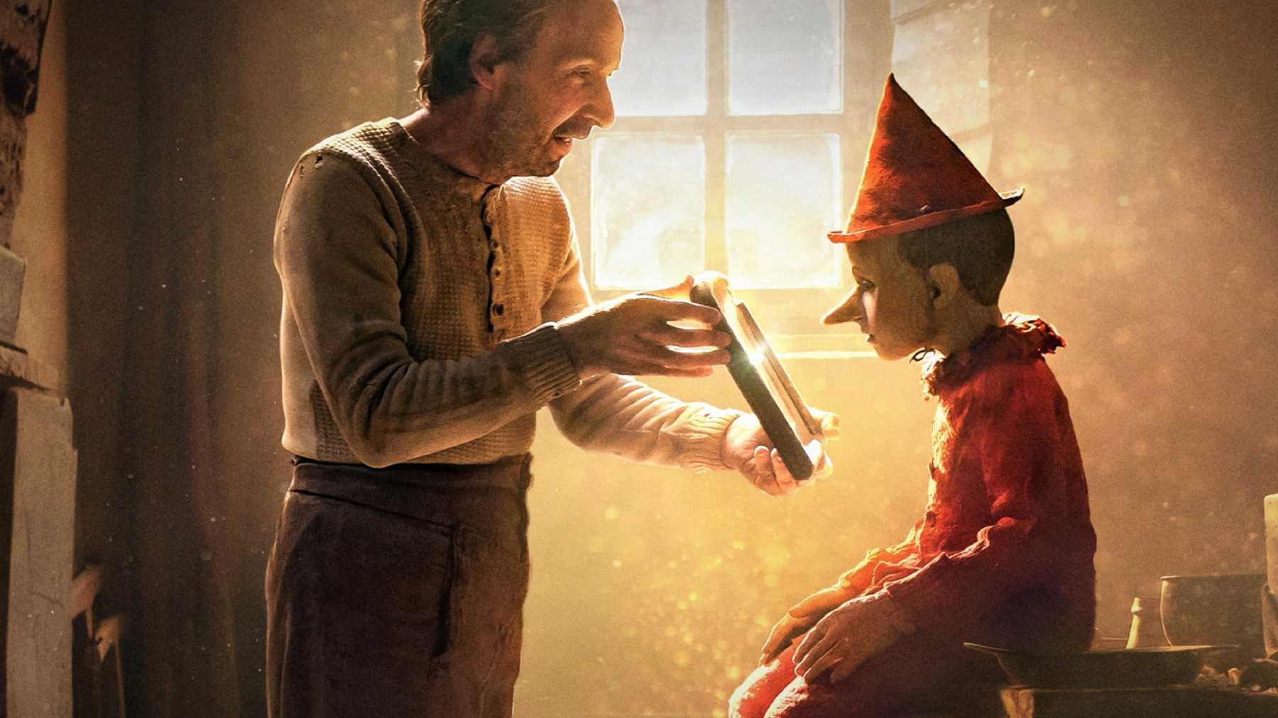 Geppetto (Roberto Benigni) and Pinocchio Federico Ielapi) in Pinocchio 