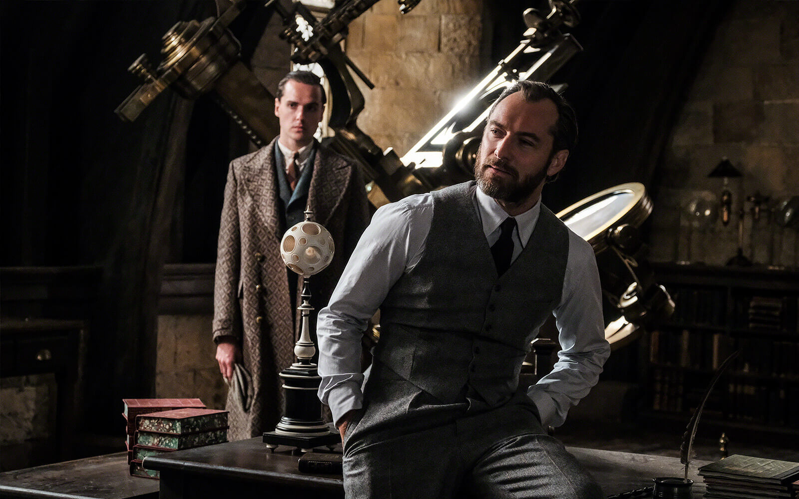 Jude Law in Fantastic Beasts: The Crimes of Grindelwald