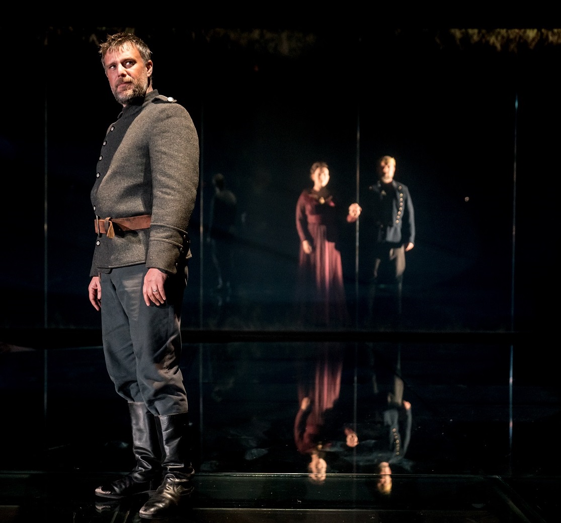 -Stuart-Laing-Banquo-Dervla-Kirwan-John-Simm-in-MACBETH-at-Chichester-Festival-Theatre-Photo-Manuel-Harlan-122