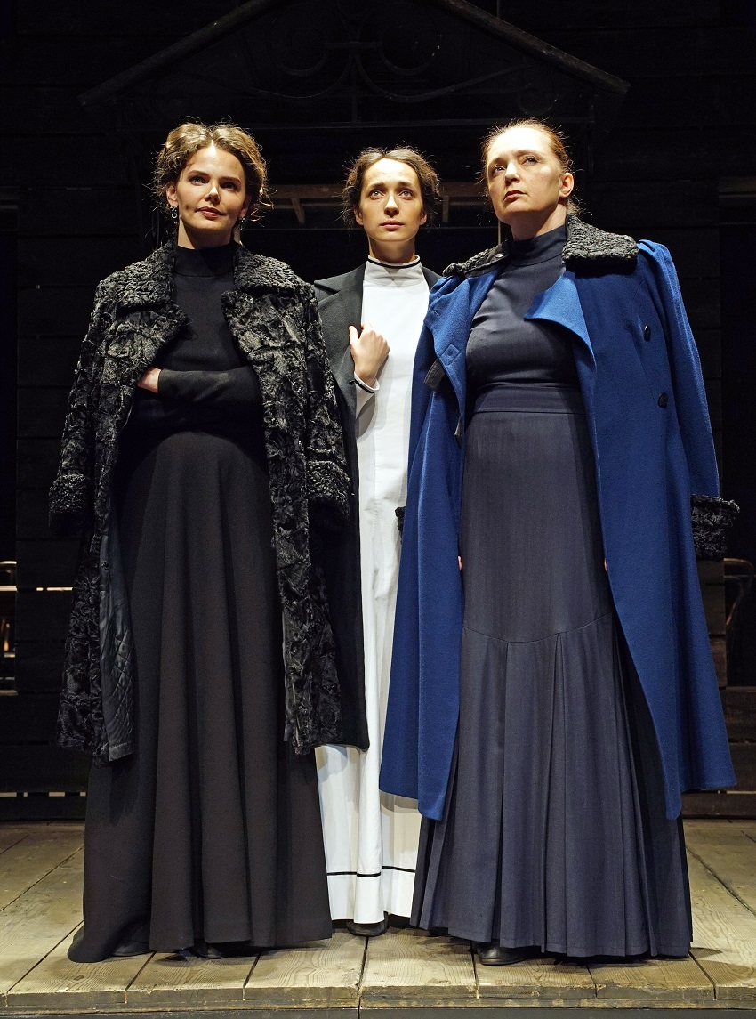 3S-l-r Elizaveta Boyarskaya, Ekaterina Tarasova and Irina Tychinina in Three Sisters