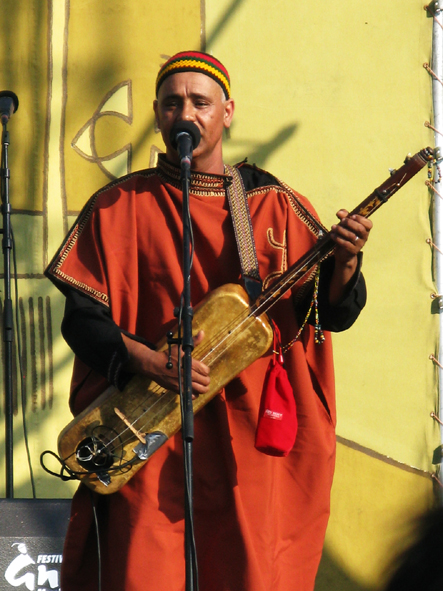 MoroccoEssaouira_guimbri_player_in_Iguidar