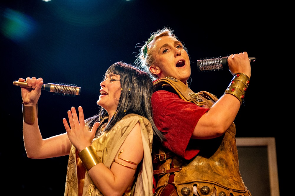 Thalia Knights and Ellie Neate in Antonio e Cleopatra