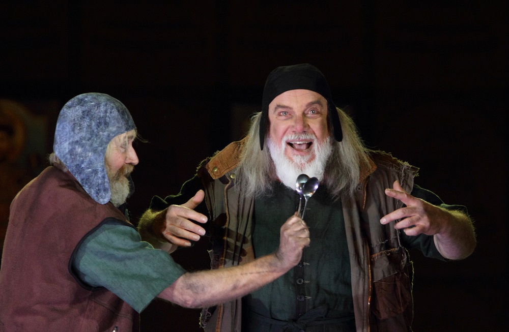 Harry Nicoll and John Tomlinson as Missail and Varlaam