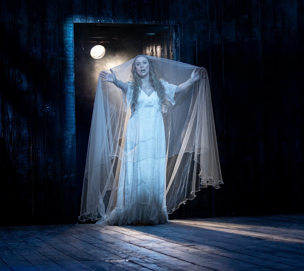 Alife Gibney as Euridice